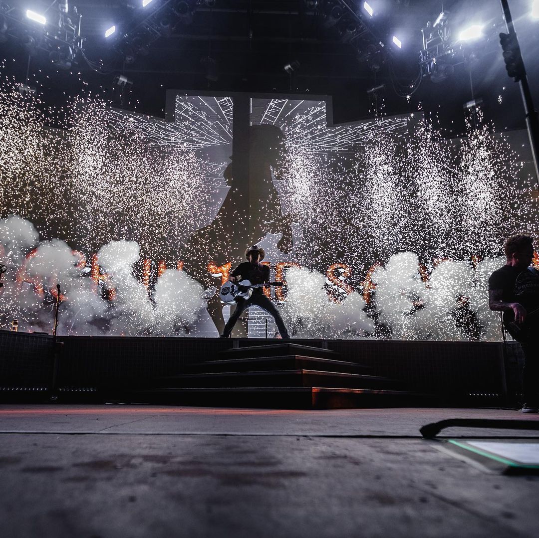 Jason_Aldean's tweet photo. Get ready Phoenix! The 6 String Circus is in town. 🔥 🎸 🎤 🥁 🔥.

📷: @justinmrusek https://t.co/khN2yK4gJO