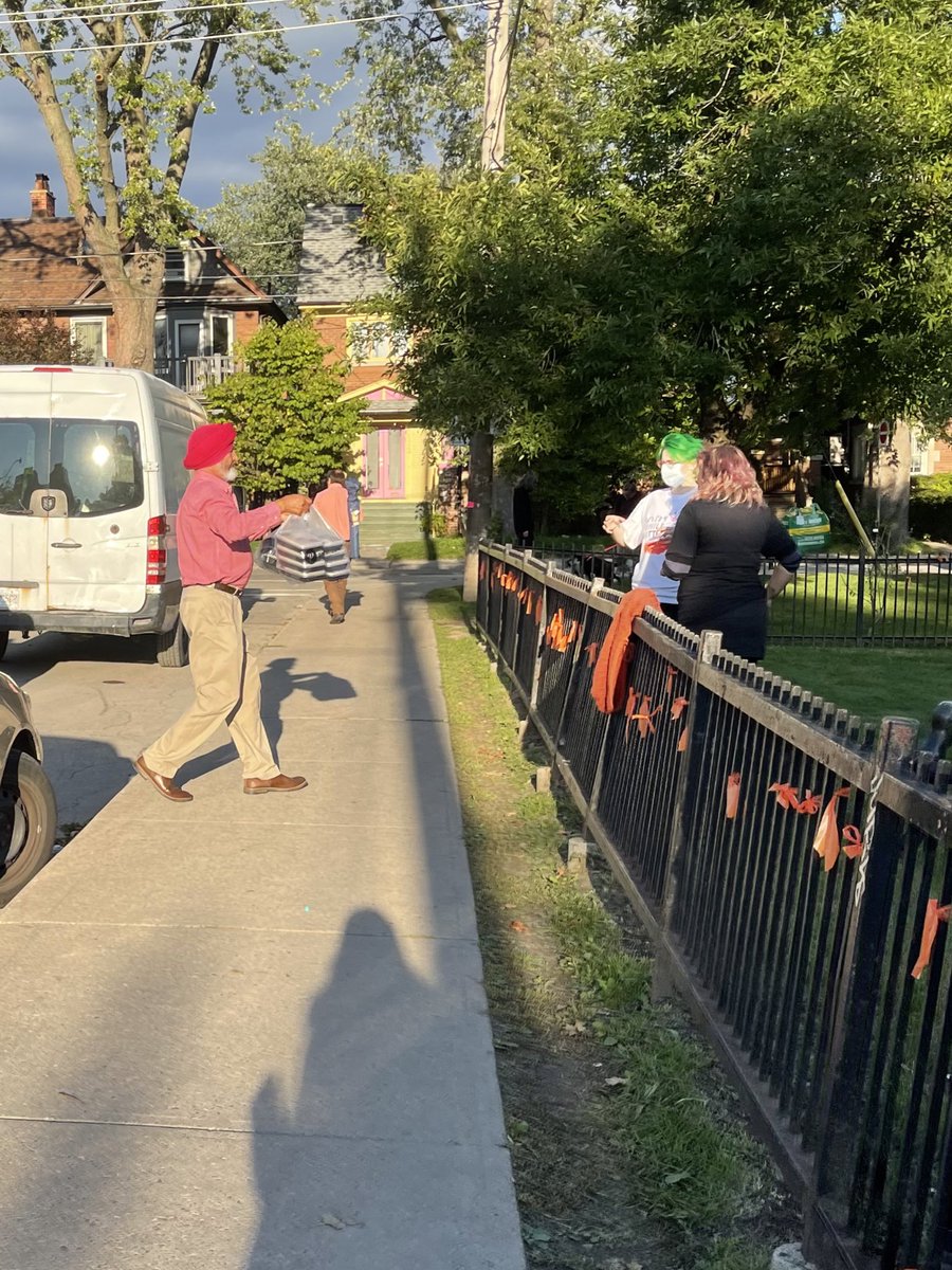 nejsnave's tweet photo. Can literally hear ppl as we are unloading ... "Paramount's here, Paramount's here ..." 🙂look at that line! thank you @ParamountFoods for these amazing meals and supporting this event today! 75 vegan and 75 chicken dinners. 🙏🙏🙏 #unityjam #toronto https://t.co/ZWFSvU5wF7