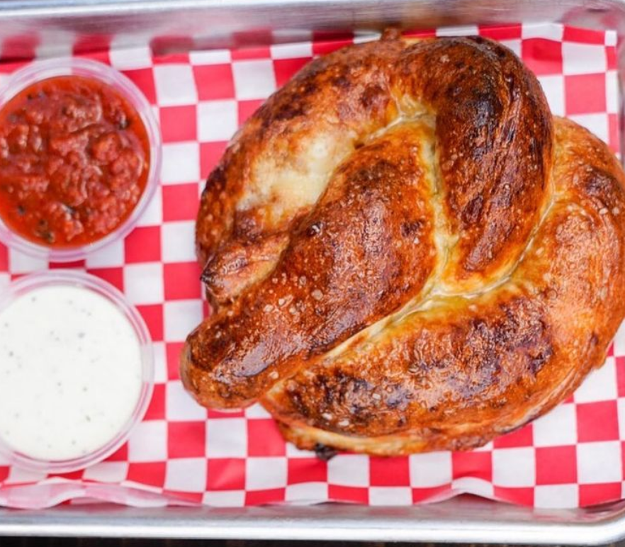 KeepAustinEatin's tweet photo. Knot gonna lie…but @TossPizzeria has some amazing stuffed pretzels 🥨!!
#KeepAustinEatin #TossPizzeria #AustinFood #ATXFoodBlogger #AustinTX #AustinEats #TexasFoodie
https://t.co/2u07S7WTbA https://t.co/l1pvQxTxiw