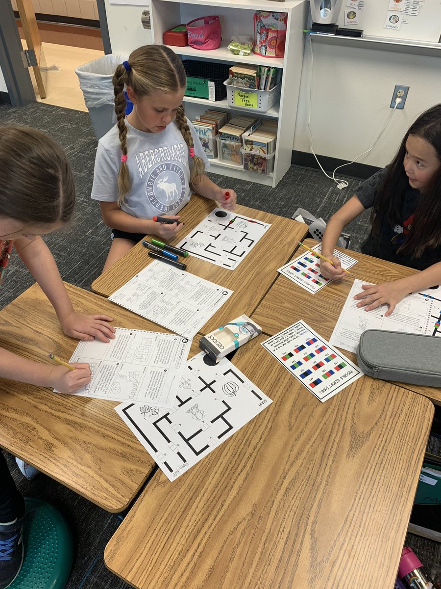 MarciBowerman's tweet photo. More ozobot fun today in math!! @AshleyElem @ci_elem #FISDmathworkshop https://t.co/dG30cOhmve