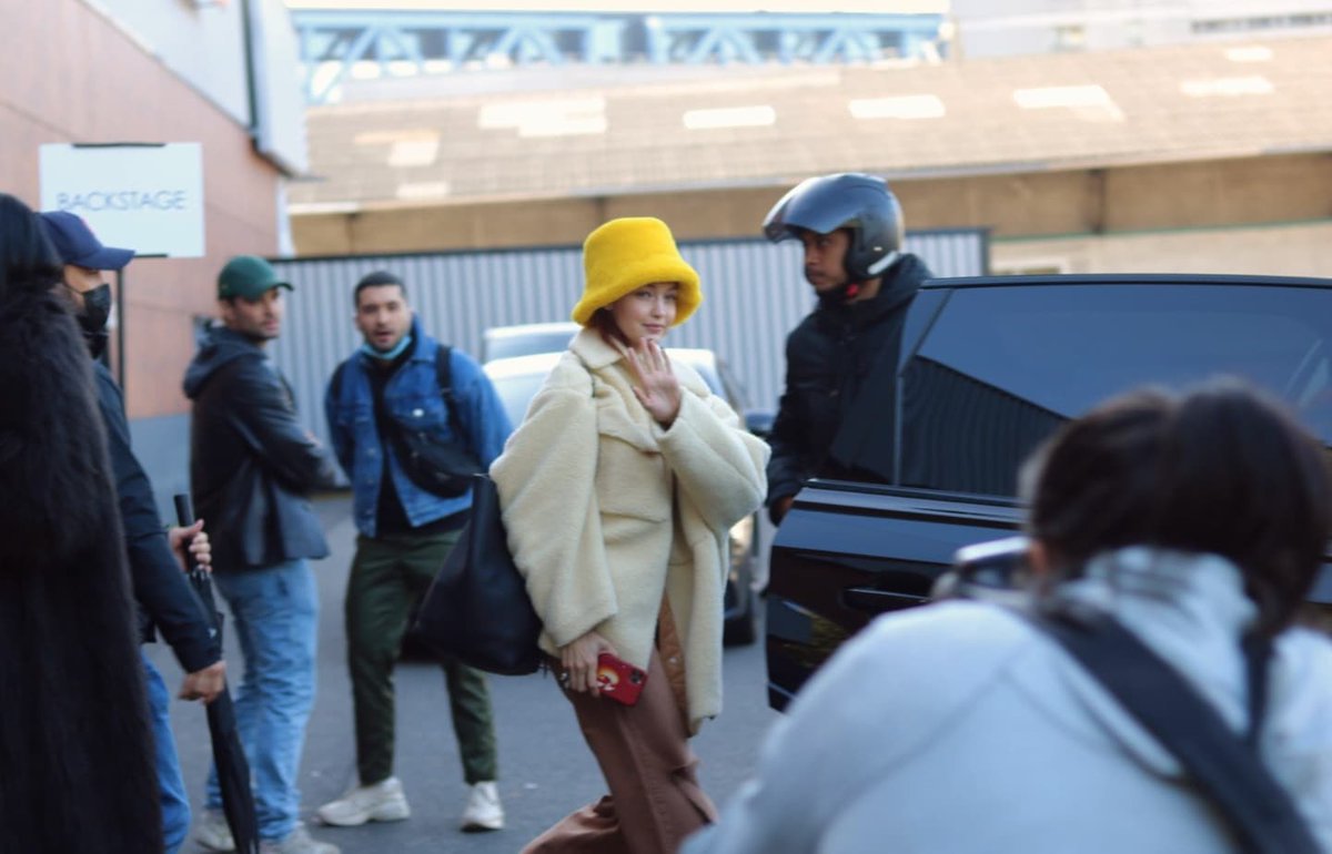 GigiHadidLately's tweet photo. themodelspotter: "Gigi Hadid after Coperni S/S 2022
📷 by me
.
.
#gigihadid #coperni #pfw #parisfashionweek #modelsoffduty #modeloffduty #offdutylook #americanmodel #slovakphotographer #slovenskeblogerky #hat #trendyhats #streetstyle #blurrypic #modaulic #modelstyle #fashionw..." https://t.co/G78kRdRBAV