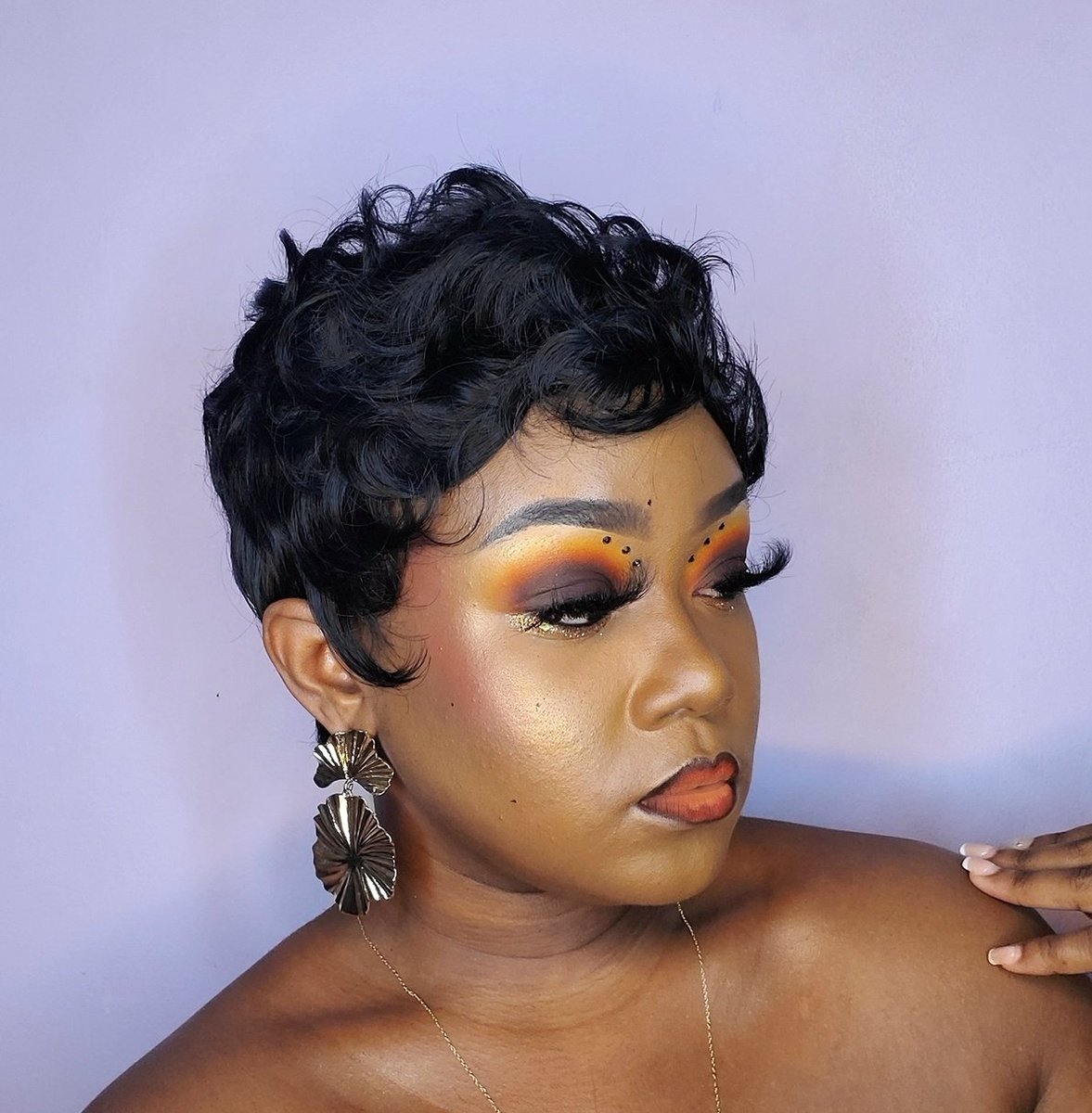 glambydemande's tweet photo. I'd stop scrolling too...
@fruitscosmetics
•  Signature Palette
•  Fruits Babe Palette 
•  Orange peel Lashes
@thecrayoncase
• Short &amp; Pablo Matte lipstick 
#fallmakeup https://t.co/4W70OHq7mO