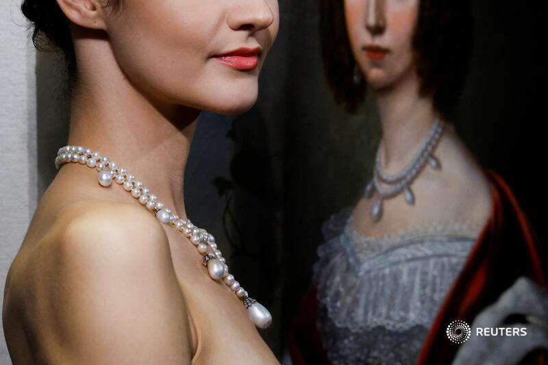 reuterspictures's tweet photo. A model poses with the 19th century necklace belonging to Queen Josephine of Sweden, during a preview at Sotheby's before its auction in Hong Kong. More photos of the day: https://t.co/qwzT2nvq3i 📷 Tyrone Siu https://t.co/D5jR8XaOdo