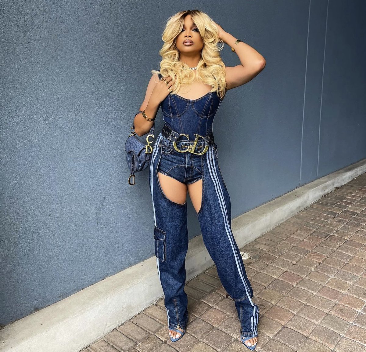 __camaro_'s tweet image. Y’all know who be eating the gworls up? Lonzo !!!!!