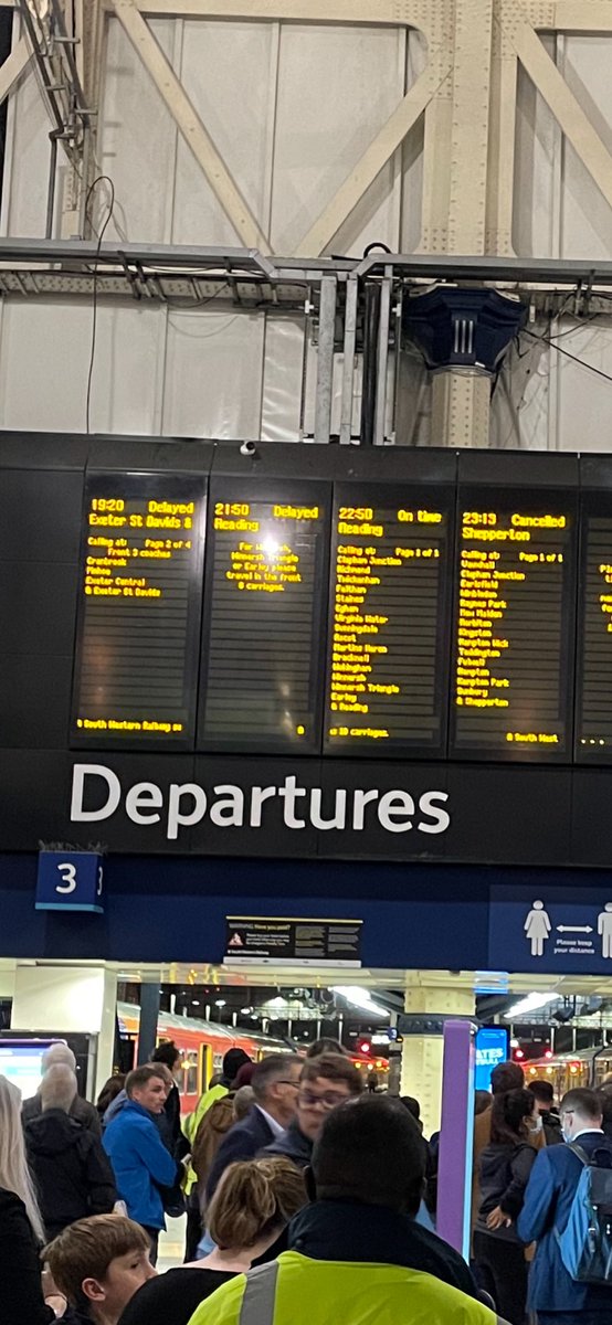 geckyp's tweet photo. @SW_Help Was at Waterloo 45mins ago. Basically nothing leaving at all….(These 4 trains are the entire departure board across the 20+ platforms and none are actually moving) https://t.co/SE8uHC35KB