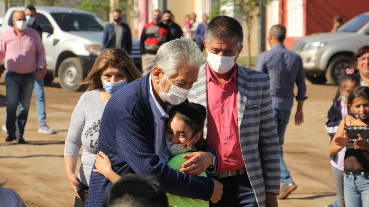 alberto_rsaa's tweet photo. Hoy, durante la entrega de viviendas en Justo Daract, Alexis un niño que recibió su vivienda me dijo, "Hoy cumplo mi sueño de tener casa propia" y eso me llena de felicidad. La vivienda une a la familia y nos hace más fuerte. 
#SanLuisNosUne #ViviendaSanLuis https://t.co/068rakf9vK