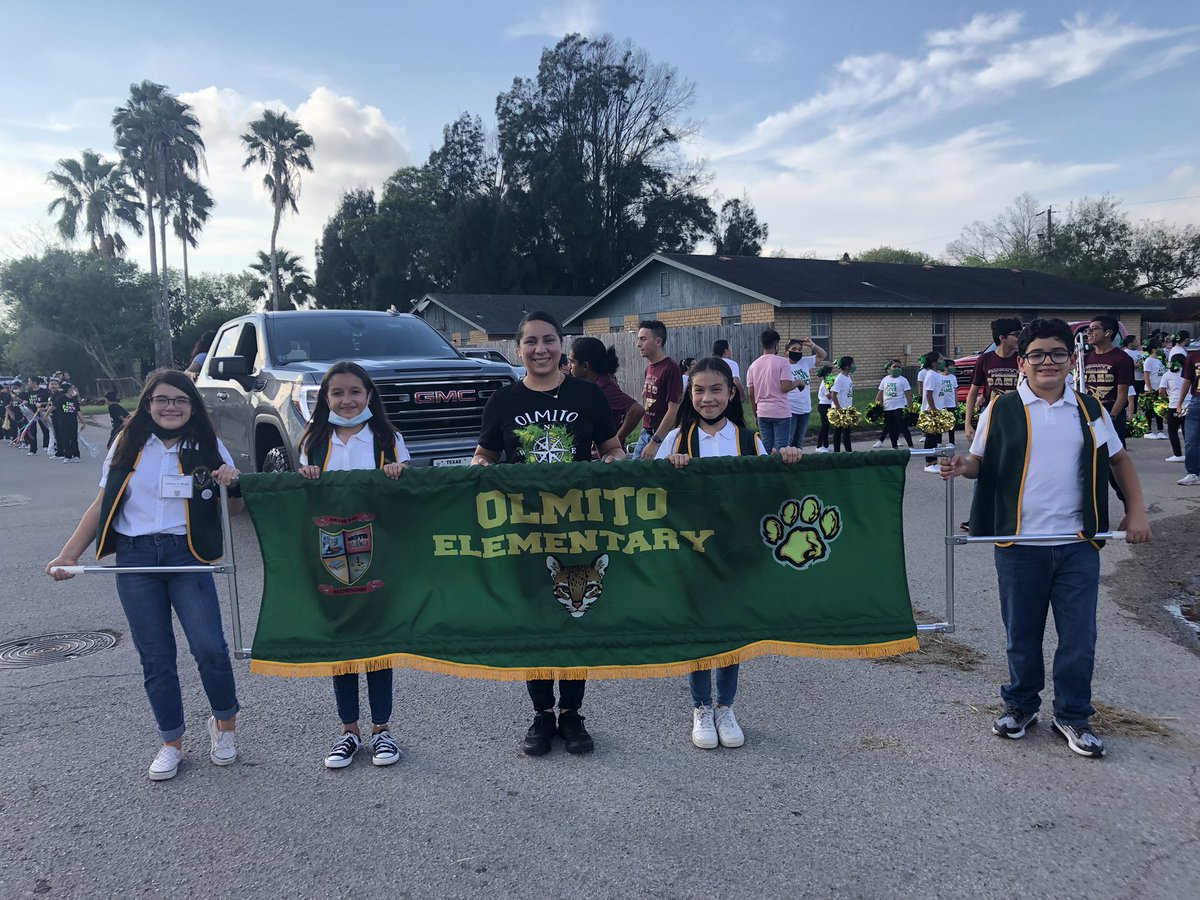 OESFirst108's tweet photo. OES Rangers with Mrs. Leal at the homecoming parade. #leadership#gofalcons https://t.co/9uiMEVrExl