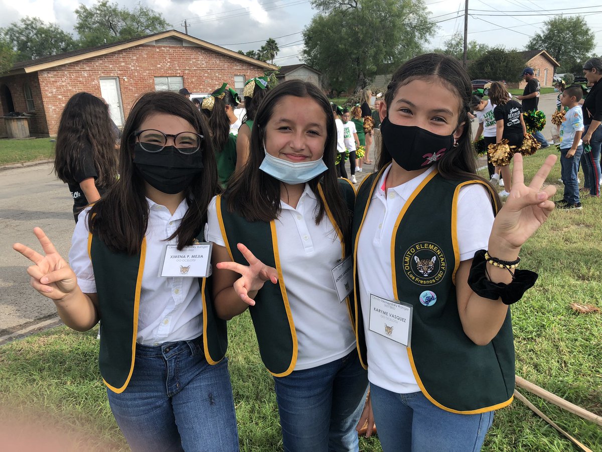 OESFirst108's tweet photo. OES Rangers with Mrs. Leal at the homecoming parade. #leadership#gofalcons https://t.co/9uiMEVrExl