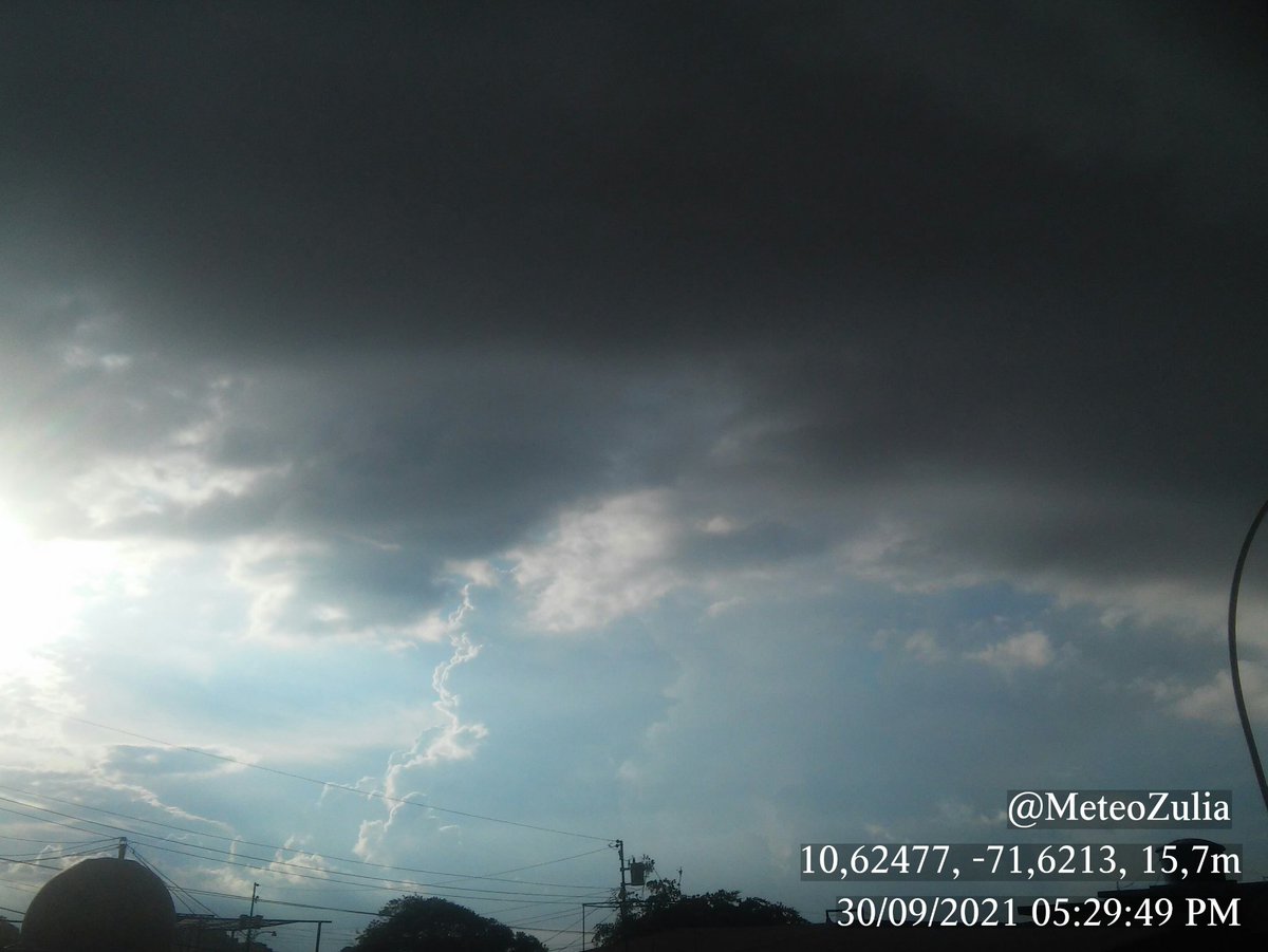 MeteoZulia's tweet photo. Se va otra #Septiembre en #Maracaibo y se despide de esta manera! #Tormentas 
#Atardecer #Ocaso #Lluvias #Nubes 
#Rain #ThundersStorm #Thunders #Lightening 
#Sun 
#Sunset #SunsetLovers 
#Clouds #CloudsLovers 
#Storm #StormHour #StormLovers
#Sinfiltro https://t.co/EebLYMs8iZ