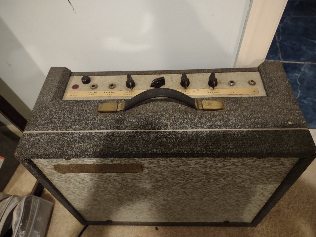 Picked this up for $15 at the thrift store. I think it will work if I replace the tubes but does anyone out there know what make and model this is? Kinda looks like one of those old Montgomery Ward amps 🤔