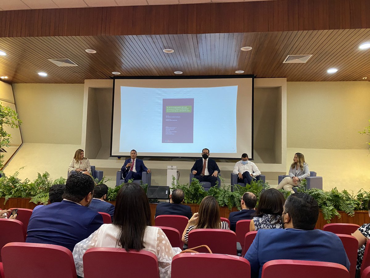 AbogadosDmac's tweet photo. Panel magistral con parte de los autores de la obra @elkascheker @PriscillaCPR @a_calderon @jaimeariel25 y con la participación de Jaime Li. https://t.co/fTueMJ9Dzr