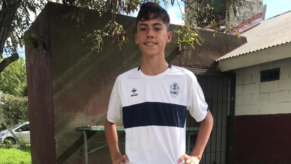 InferioresP's tweet photo. #GELP 🇫🇮
📲 Benjamín Giachero, jugador de la #Cat2008, en @221radio
🎙️ "El domingo que jugamos contra Racing fui a cabecear, el de ellos se quedó parado y yo salté. Cuando me miré tenía como una pelota de tenis, todo el hueso para arriba. Empecé a gritar porque re asusté" https://t.co/oQ2uV5xGuT