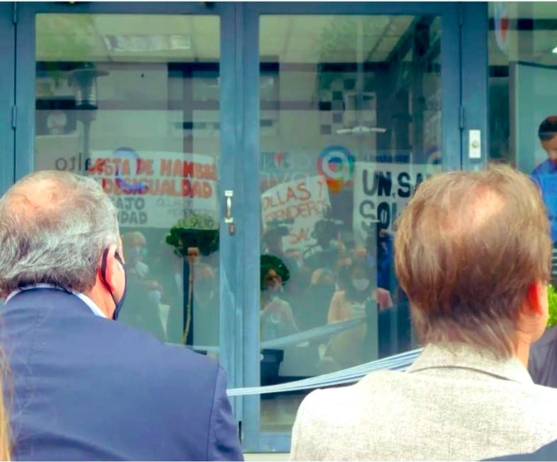 anietodf's tweet photo. La foto del día la sacó Karina de Mattos. Hoy, en Salto, el Presidente dándole la espalda al pueblo. #ElPeorGobiernoDeLaHistoria https://t.co/0scGmXC63O