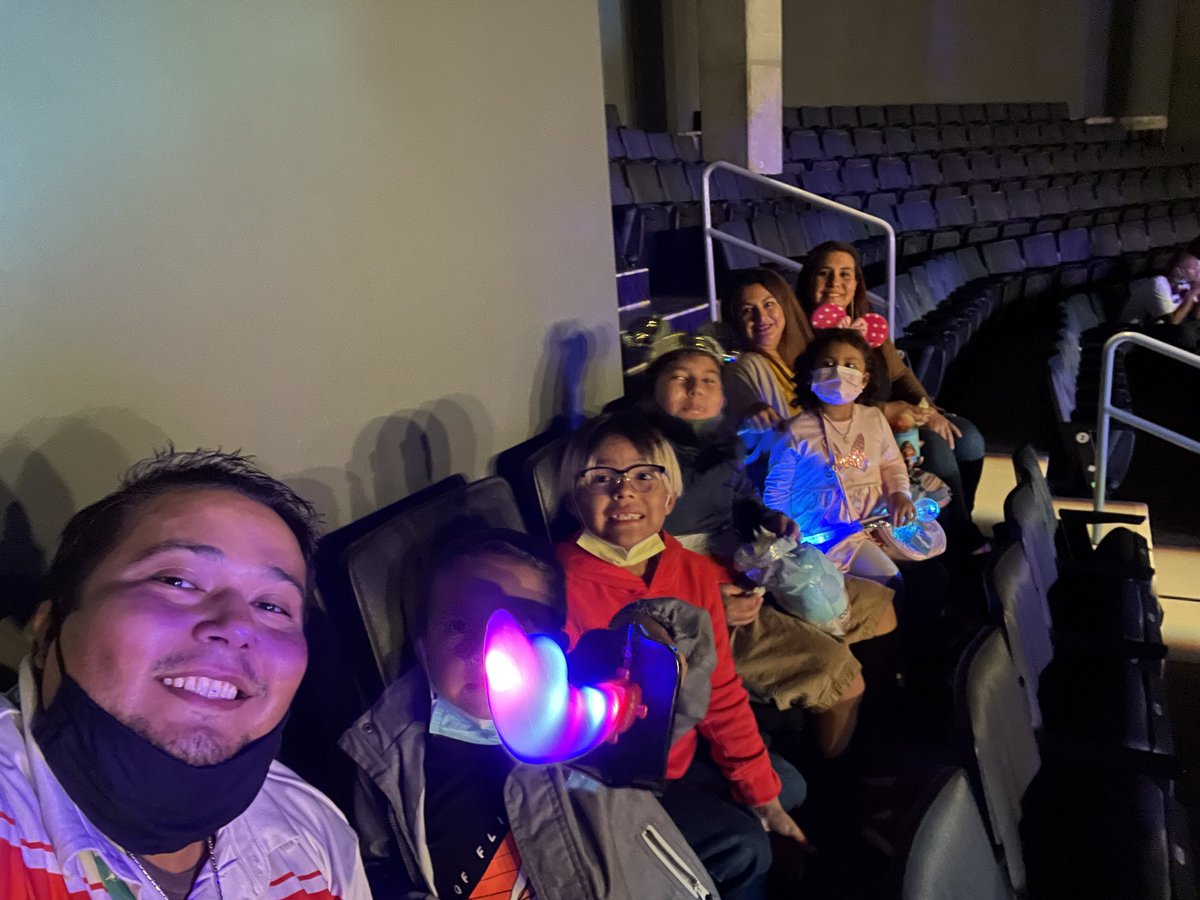 FelixNavZ's tweet photo. Having some fun with the fam. #DisneyOnIce https://t.co/Rv1Imt6FjE