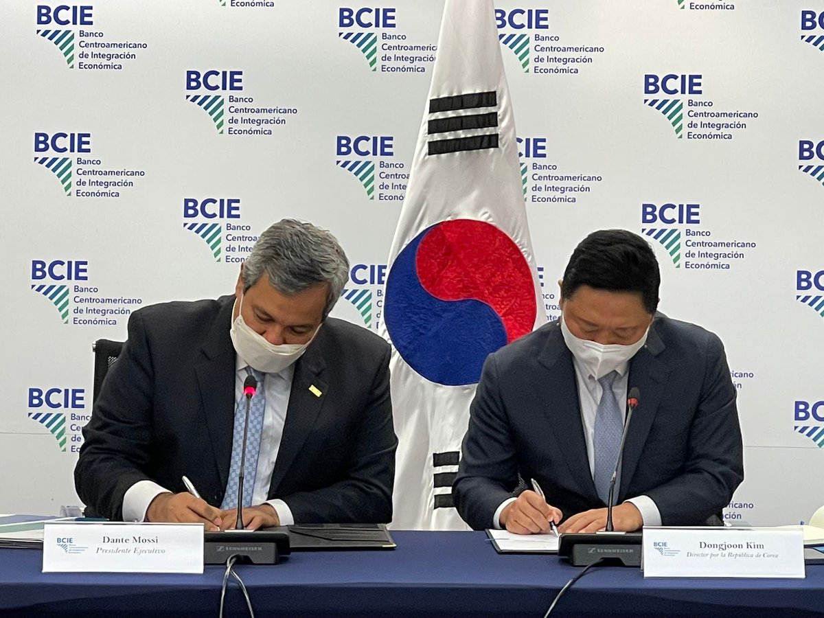 CABEI_Org's tweet photo. President of #KCLAC, Mr. Soong-Chull Shin, recognized CABEI´s leading role in promoting integration and development in Central America, as well as the opportunity to broaden the scope of cooperation in the future with the opening of CABEI´s office in Seoul next year. https://t.co/IBvuYruoUp