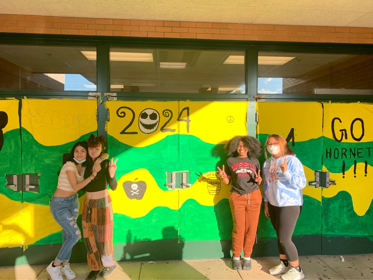 Homecoming decorations for the sophomore class came out great! Thank you so much to all the workers that helped create decorations for homecoming!