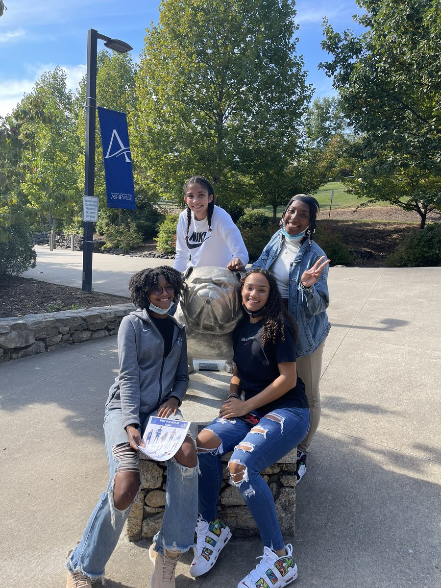 CoachGrahamP23's tweet photo. Great visit today with @honeyb14 @coachpaige30 @andrejurko @CoachDee_And at @UNCAvlWBB. @3KyraParker @ingridtmoraes @AysiaFoster @Mayae_foster really enjoyed seeing your beautiful facility and hearing about the championship culture you are building!  #FEO Go Bulldogs! https://t.co/8ySQuMlZDN