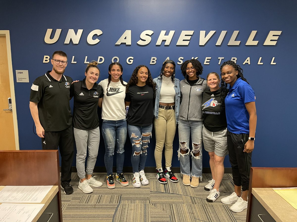 CoachGrahamP23's tweet photo. Great visit today with @honeyb14 @coachpaige30 @andrejurko @CoachDee_And at @UNCAvlWBB. @3KyraParker @ingridtmoraes @AysiaFoster @Mayae_foster really enjoyed seeing your beautiful facility and hearing about the championship culture you are building!  #FEO Go Bulldogs! https://t.co/8ySQuMlZDN