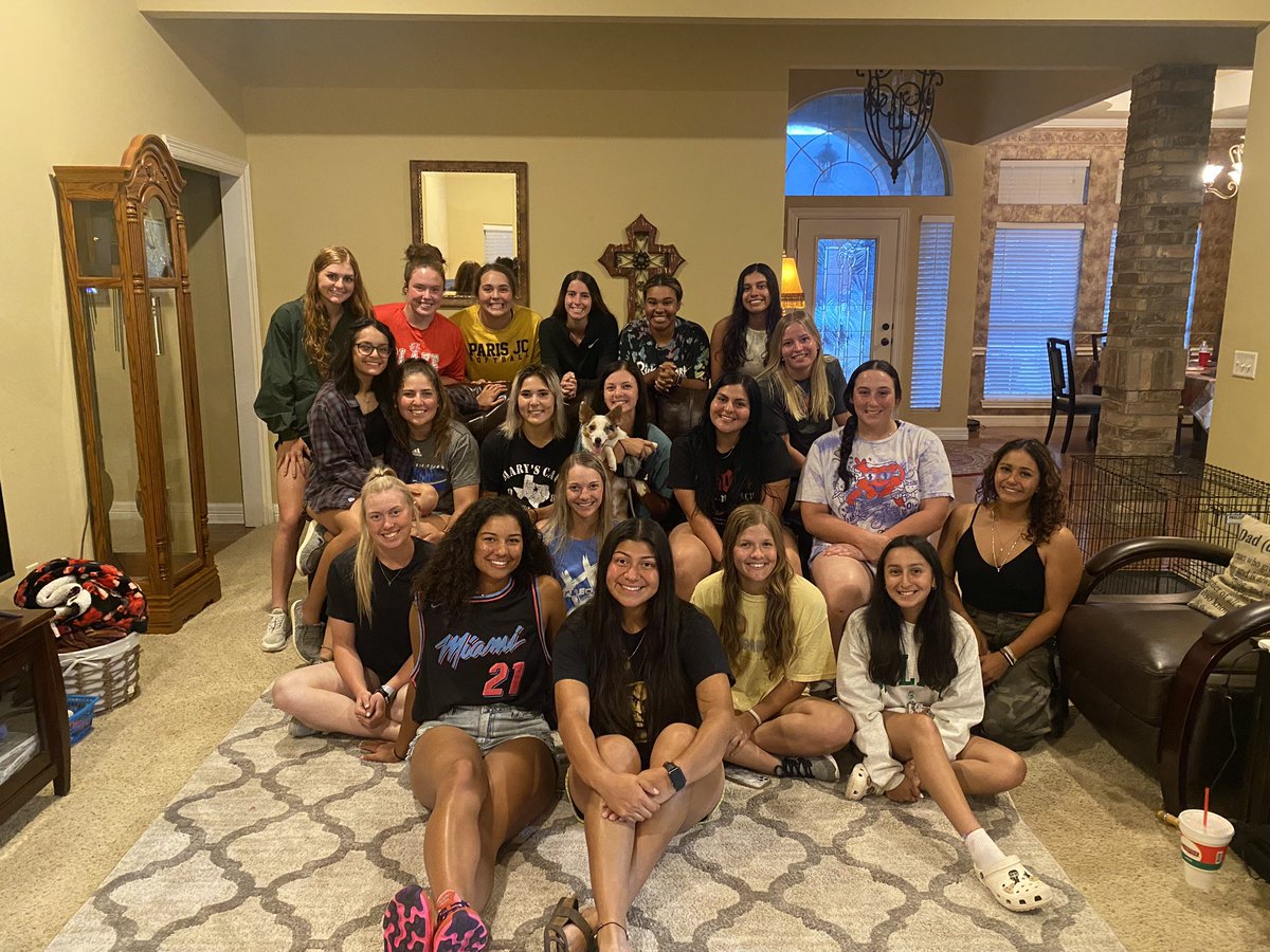 PJCSoftball's tweet photo. Dinner tonight at the Richardsons! Thank you Mrs. Michele &amp; Mr. Rickey for having our team over to your house and for feeding us! 💚 #DragonFam https://t.co/3jI7UYGgLO