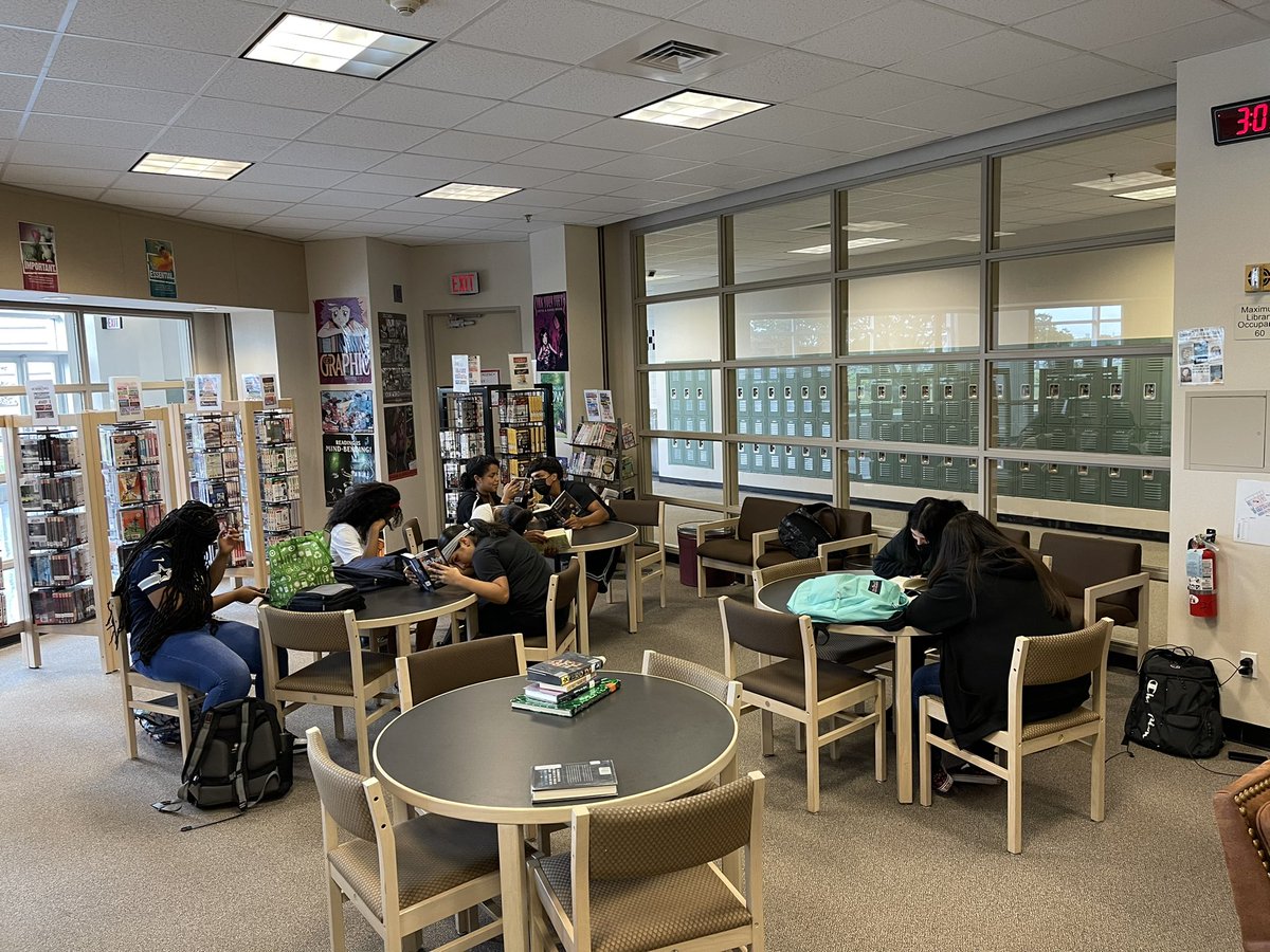 HNGCLibrary's tweet photo. Thursday afternoons are for reading together. 📚 💛🖤💛📚 #ReadRunShareClub @HNGCBears @Alief_Libraries @librarianRamos #HNGCReads #BearsRead #ReadToLearn #ReadForFun #ReadForLife https://t.co/YhhiCvMzt5