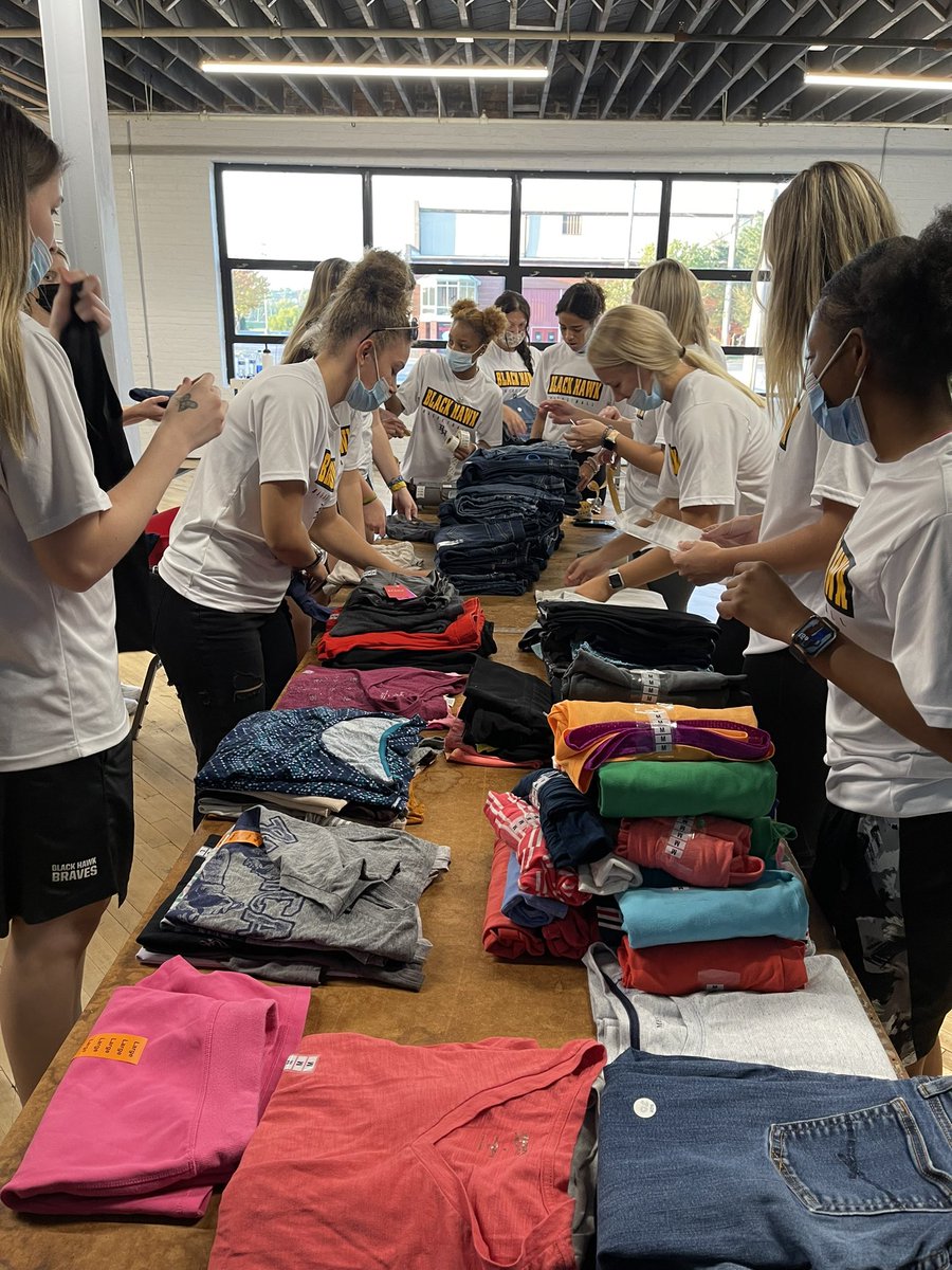 everyday_braves's tweet photo. Life's most persistent and urgent question is: 'What are you doing for others?’

Ladies volunteering at Closet 2 Closet today!

#CommunityService | #EveryDayBraves https://t.co/j0NC4x7pVj
