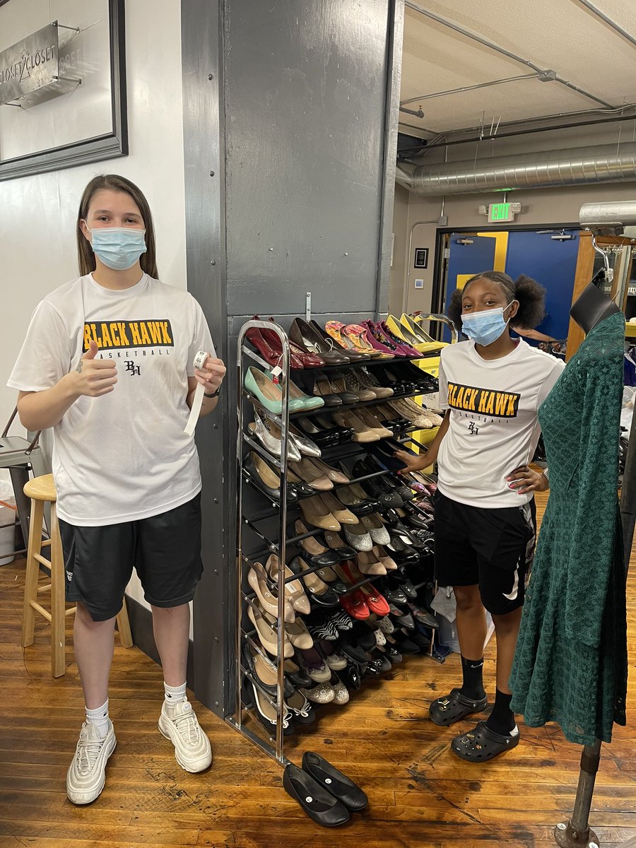 everyday_braves's tweet photo. Life's most persistent and urgent question is: 'What are you doing for others?’

Ladies volunteering at Closet 2 Closet today!

#CommunityService | #EveryDayBraves https://t.co/j0NC4x7pVj