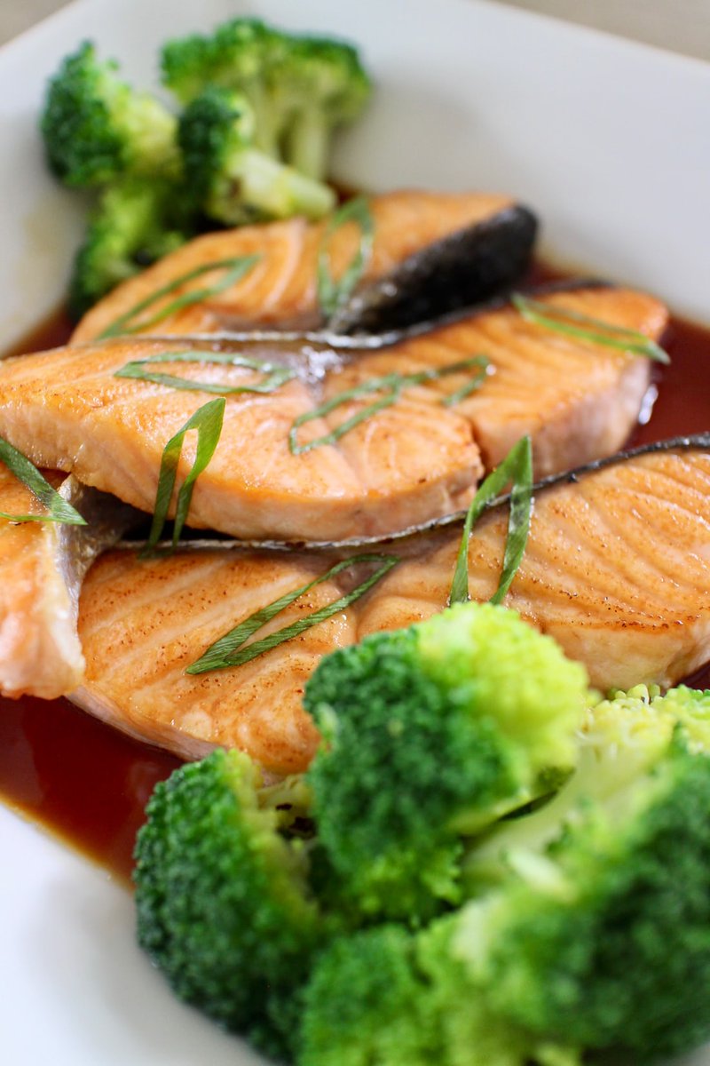 Healthylife4531's tweet photo. 🦈Fish is rich in omega-3 fatty acids, which improve the functioning of the heart, blood vessels, and brain activity.  Moreover, omega-3s help prevent depression and nervous breakdowns and help release serotonin.  Salmon has the highest omega-3 content
#healthy #fitness #food https://t.co/uzZJ2CQAcJ