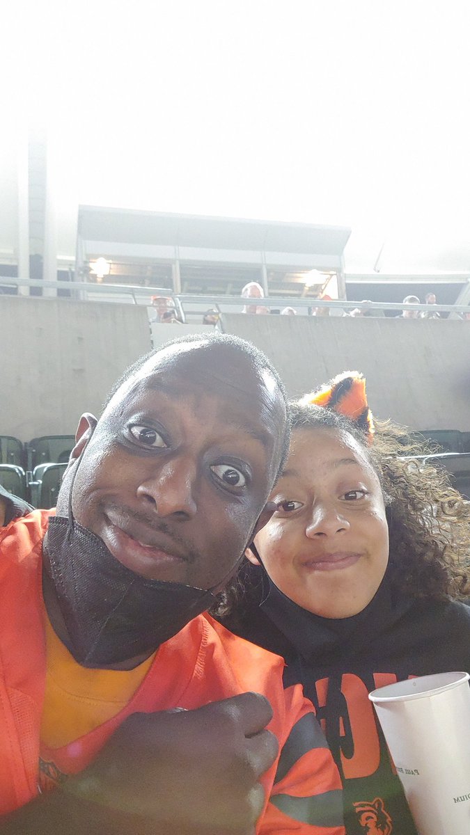 bmactmc's tweet photo. #herfirstgame #runthejungle https://t.co/QcLZTvRzuQ