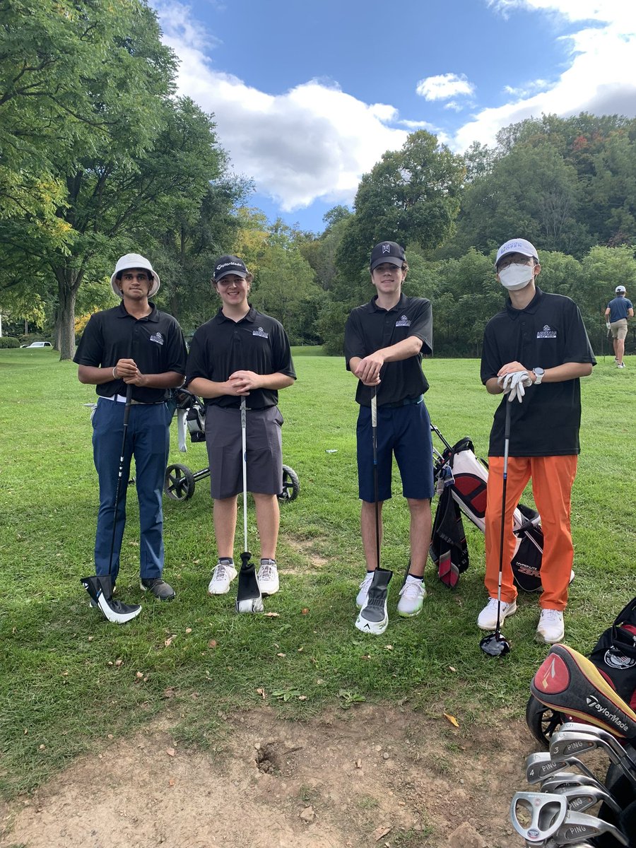 gostaraiders's tweet photo. A talented crew of @STAOakville golfers today at the GHAC qualifier! ⛳️ https://t.co/FhtA9gbDYe