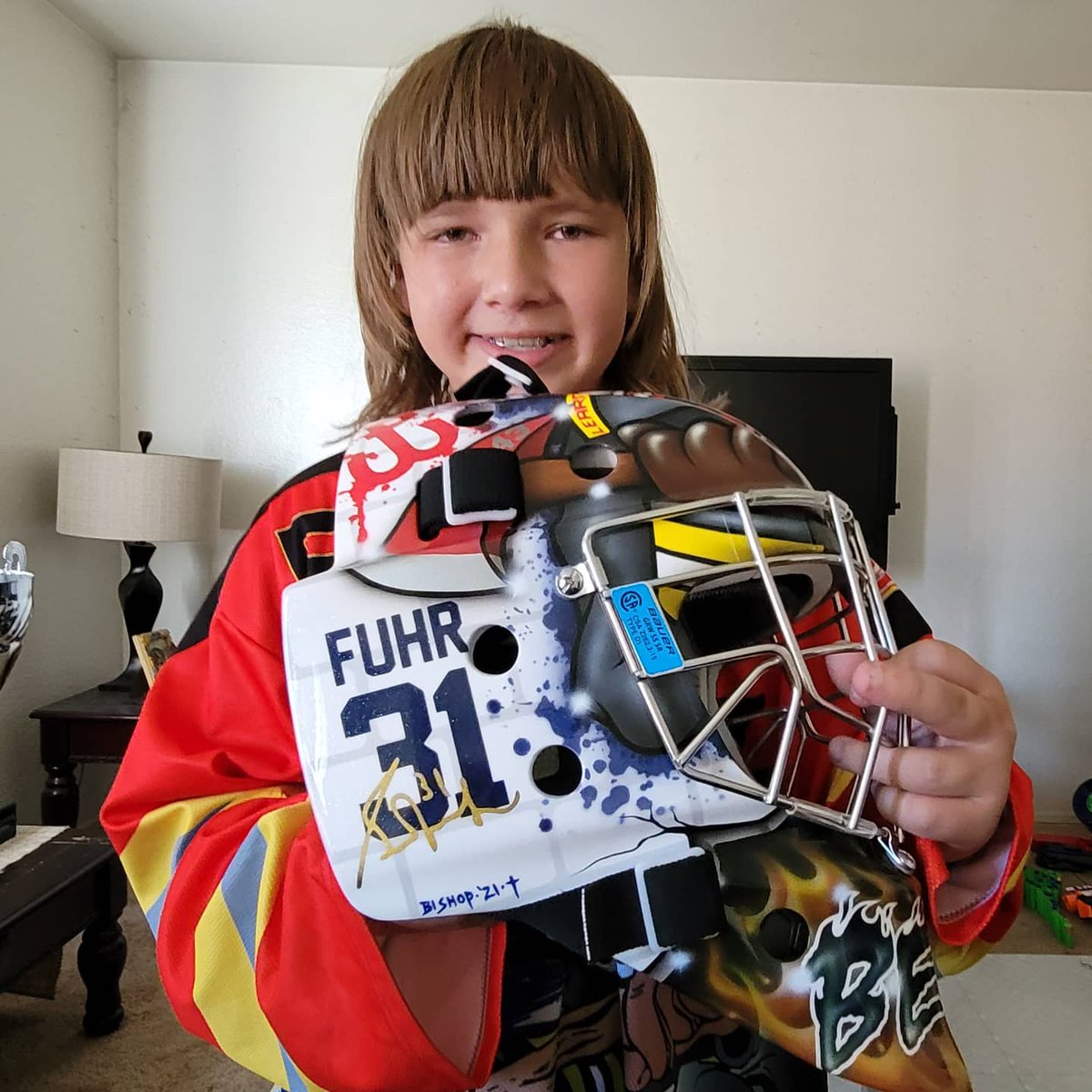 fearthebear5's tweet photo. @grantfuhr Hi Fuhrsy, wanted to share my new mask, which Ray Bishop painted for me. The right side of my mask honors you as my hero and friend. Hope you like it. Your Buddy, Bear #HonoringFirstResponders #NeverForget911 #LearnCPR #InBearWeTrust https://t.co/jcCxbt5zO8