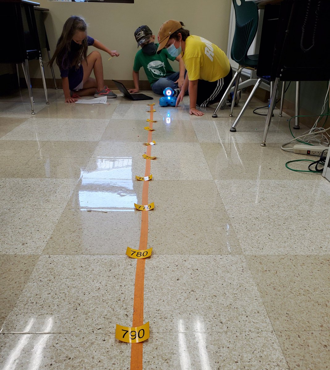 coachcoto's tweet photo. Start out with a rounding lesson, then throw in some coding with @WonderWorkshop Dash robots, and before you know it students are using floor tiles to estimate distance, working collaboratively, and problem solving all on their own #rowvastrong https://t.co/Dg2dMgqpDE
