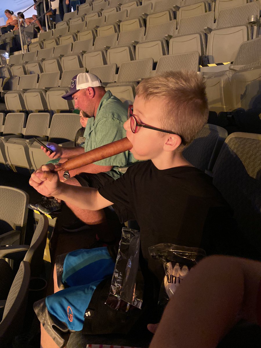 Spending my birthday with some pretty cool Dudes! The show hasn’t even started yet and Mason is providing tons of entertainment! <a href="/DudePerfect/">Dude Perfect</a> #DudePerfectTour