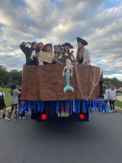 SCGBball's tweet photo. Pirate Crew in 2022!  Proud of this crew for their 2nd place finish tonight in the homecoming parade! 🏴‍☠️🦜 https://t.co/PKgErkqvdV