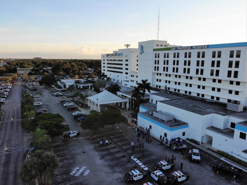 Lee_Health's tweet photo. The Fort Myers Police Department shined their lights tonight at Lee Memorial Hospital to say thank you to our amazing healthcare workers!
 
Read More: https://t.co/xNNKDUuO2m
 
#LeeHealthStrong #SWFLTogether #SWFLStrongerTogether https://t.co/nTIF4urM1H