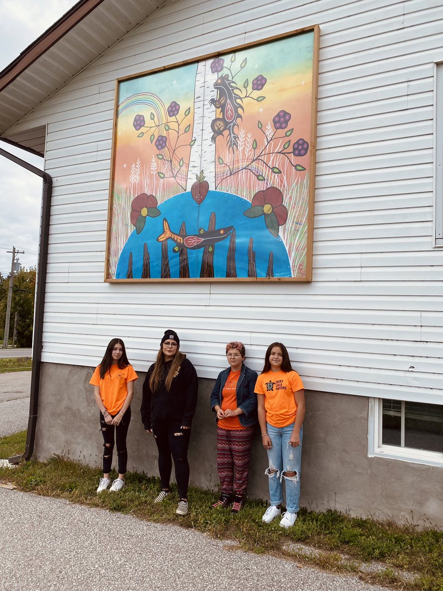 Finally got a pic of this mural with the young kwewag who collaborated on it with me! On display at the culture/heritage building here in Rama FN 🥰