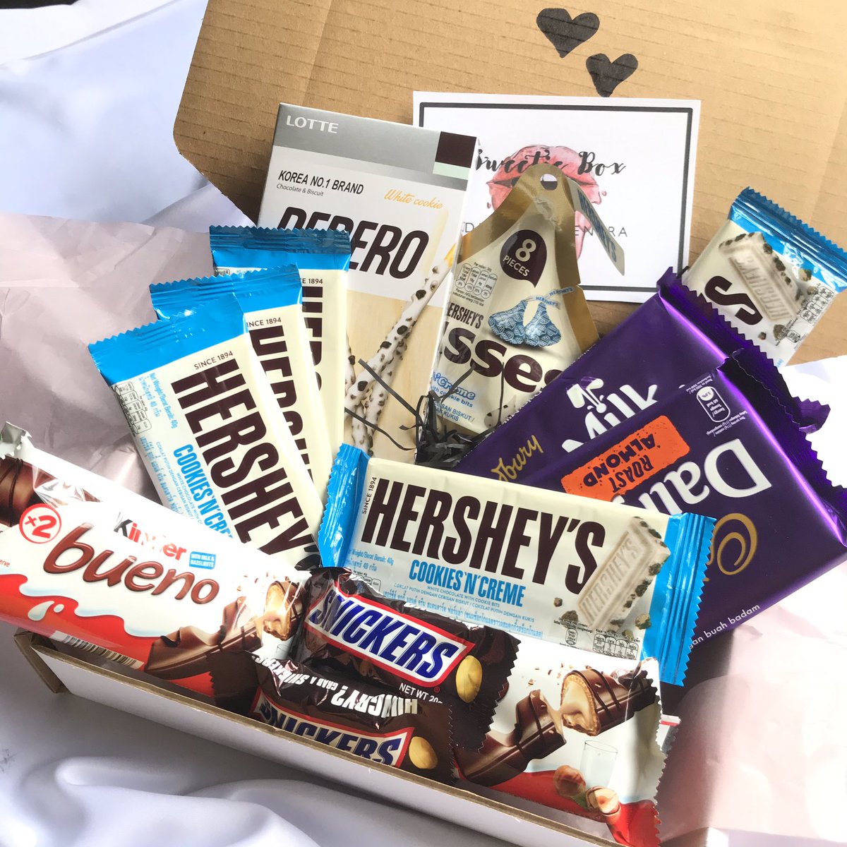 deziela_'s tweet photo. Korang cantik tak packaging chocolate box ni ? 😍💕  Cuba korg RT or fav nak tengok vote mana paling banyak 🙋‍♀️✨

RT - Cantik !! ✨
Fav - Nampak Exclusive 💕

https://t.co/Up3uahnatn https://t.co/9TSWRDK3M4