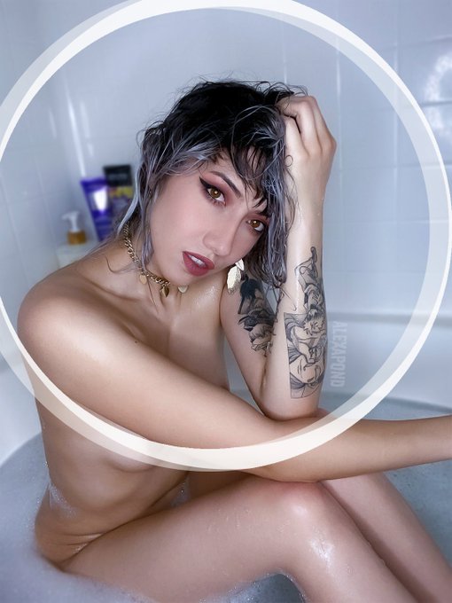 Who's coming to drink this bath water?! ( ๑&Ograve;&omega;&Oacute;๑ ) https://t.co/zlL2tKjhZ0 https://t.co/HuXvxIl8qC