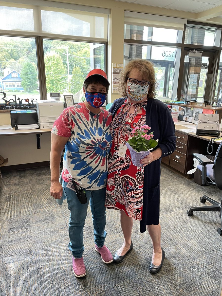 Bulldogs have been enjoying spirit week!! Hat Day, Team Day, Wacky Day, USA Day 💚🐾 Tomorrow is School Spirit Day!!