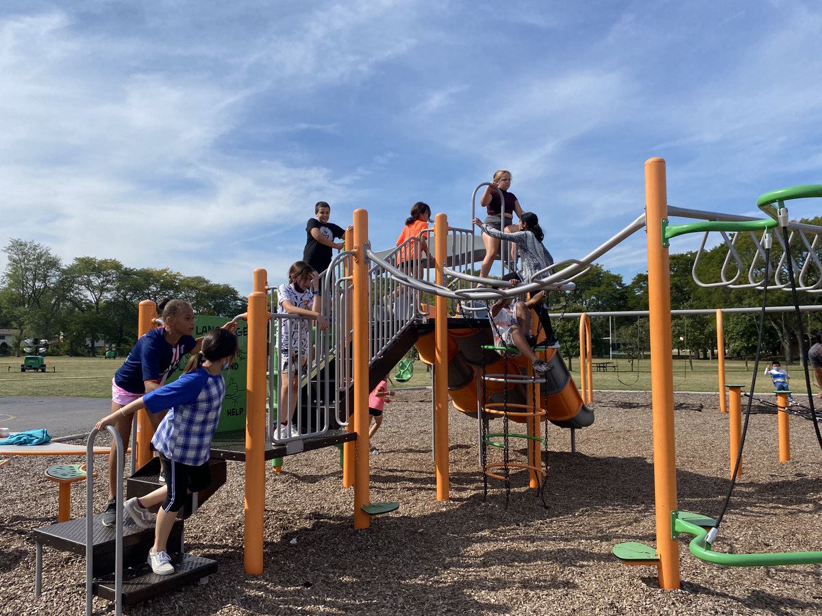 Filling up the Hornet Hive means we earned 15 minutes of extra recess today 🎉 More time to play Wood Chips and enjoy the beautiful weather! ⁦⁦<a href="/HoffmanHornet/">Hoffman School</a>⁩ ⁦<a href="/glenview34/">Glenview District 34</a>⁩ #WeAreD34
