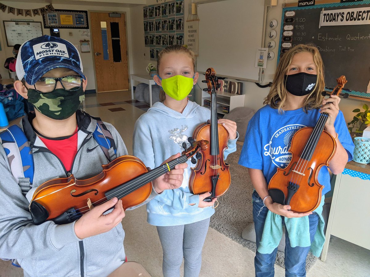 These musicians could not wait to show me what they learned during lessons today! 🎶 <a href="/MrsCheney/">Tracy Cheney</a> <a href="/MJMcGrathjr/">WGIS</a> <a href="/bethannelozier/">Beth Lozier</a>