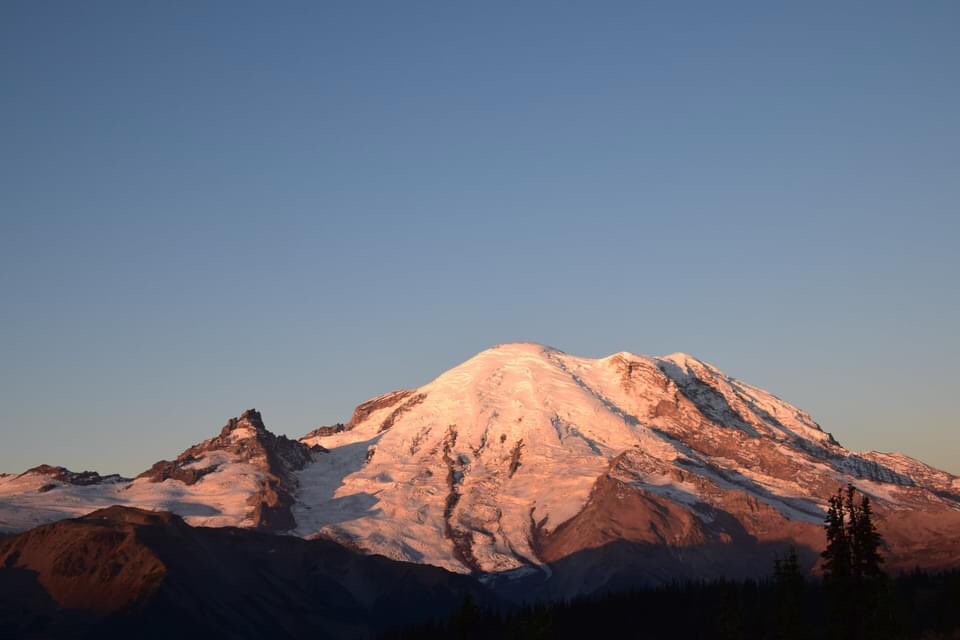Sunrise never disappoints 😍 #mountrainier <a href="/MountRainierNPS/">MountRainierNPS</a> <a href="/visitmtrainier/">Visit Rainier</a> #hiking #fox