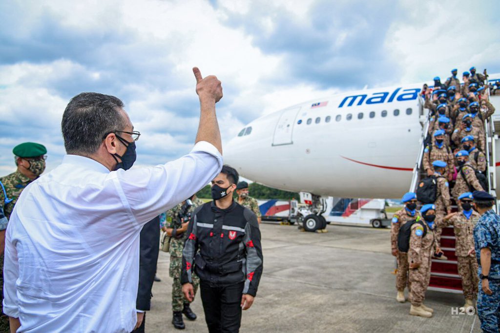 H2O_Images's tweet photo. Dato’Seri @HishammuddinH2O giving the thumbs up 👍 to members of #MALBATT 850-9 boarding the @MAS flight departing to Lebanon at TUDM Subang on 30 September 2021.

📸 / Mohd Nor Izham https://t.co/XcGQSAH5qR