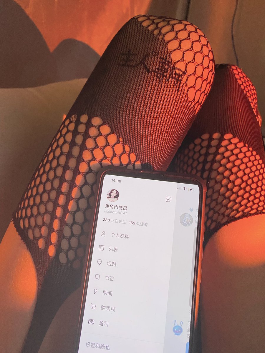 谁能想到平时在学校戴着眼镜的乖乖女
放假在家会穿着情趣内衣贴着淫纹，一边给不认识的网友看一边趴在地上疯狂的自慰呢(,,•́.•̀,,) https://t.co/jzjB8gHwrl