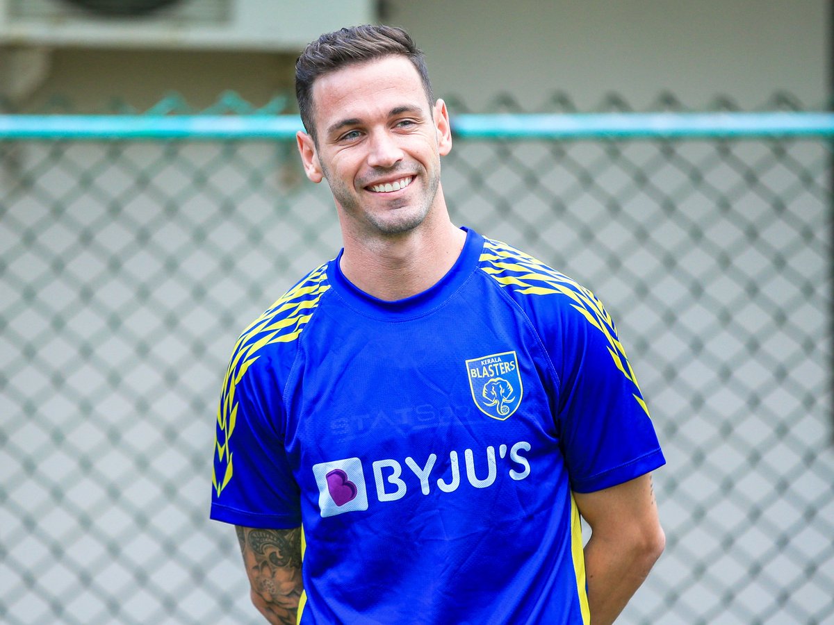 KeralaBlasters's tweet photo. Look who it is! 😍

@AlvaroVazquez91 #YennumYellow https://t.co/UHgnHb2KvR