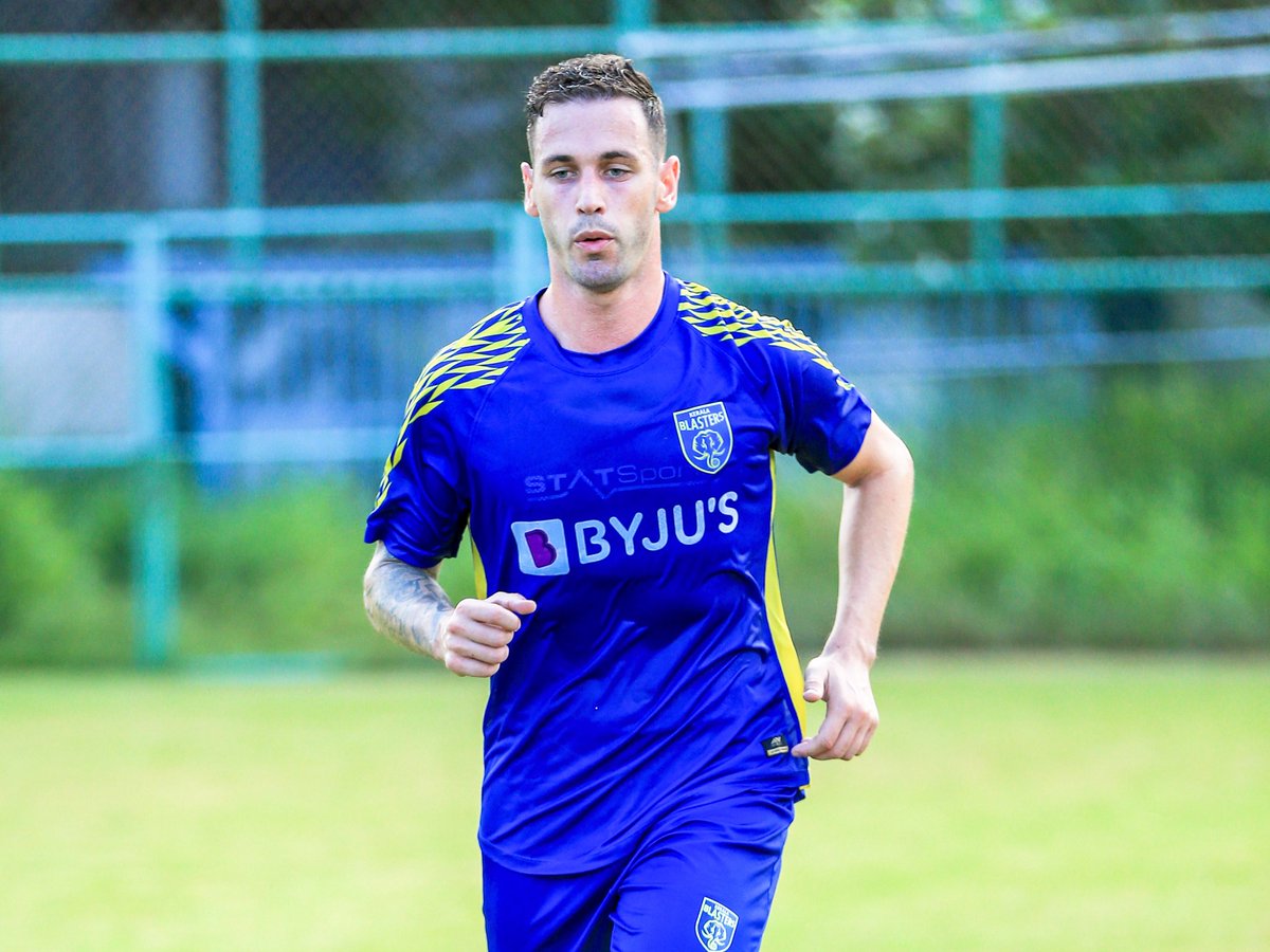 KeralaBlasters's tweet photo. Look who it is! 😍

@AlvaroVazquez91 #YennumYellow https://t.co/UHgnHb2KvR