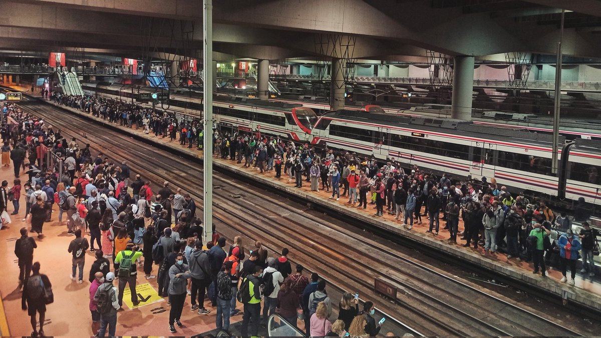 MrCrazyBox's tweet photo. #Atocha esta mañana.
Vías con trenes en parada y cientos de personas esperando.
Muchos de ellos llegaran tarde a sus trabajos, algunos de ellos puede que incluso pierdan el empleo.
Aqui las víctimas son tanto el personal en huelga como el pueblo y los responsables los se siempre. https://t.co/LygHcEkcnR