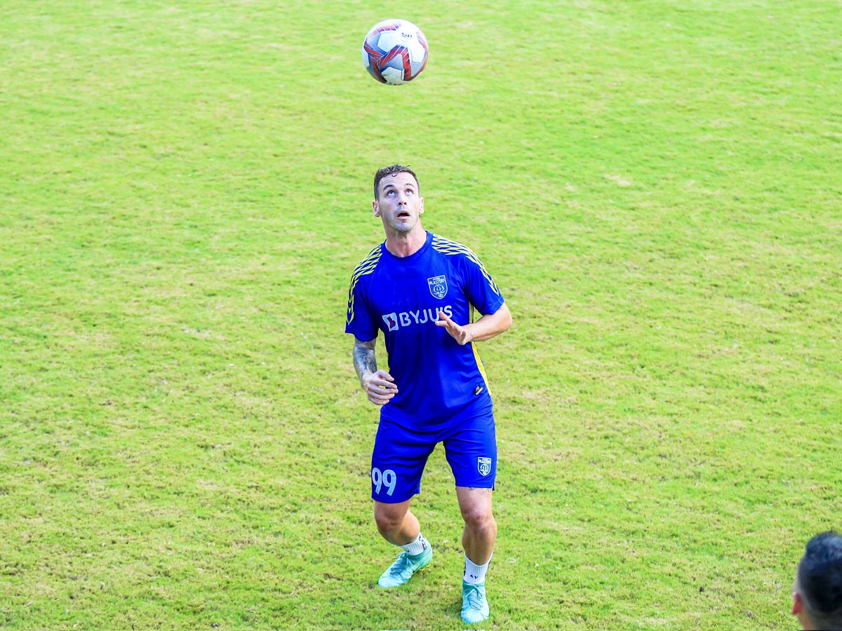 KeralaBlasters's tweet photo. Look who it is! 😍

@AlvaroVazquez91 #YennumYellow https://t.co/UHgnHb2KvR