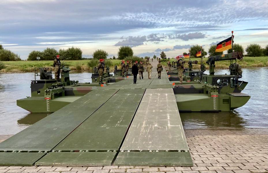 ArmyCGS's tweet photo. An historic day in Minden for the formation parade of 130 Deu-UK Amphibious Engineer Bn. The combined Bn is a powerful demonstration of our ties with Germany and our interoperability. @BritishArmy @Inspekteur_Heer @UKinGermany https://t.co/9U09n2mbXx