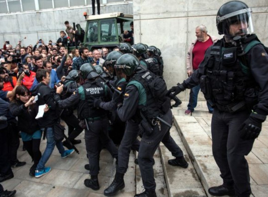 Hesperion's tweet photo. Avui fa 4 anys que vaig plorar, per primera vegada, per un tema polític. Aquell dia i els posteriors. Que fotessin escales avall a una persona a qui admiro hi va tenir bastant a veure... #1O #niOblitNiPerdó #souRates https://t.co/QtBOC1n18o