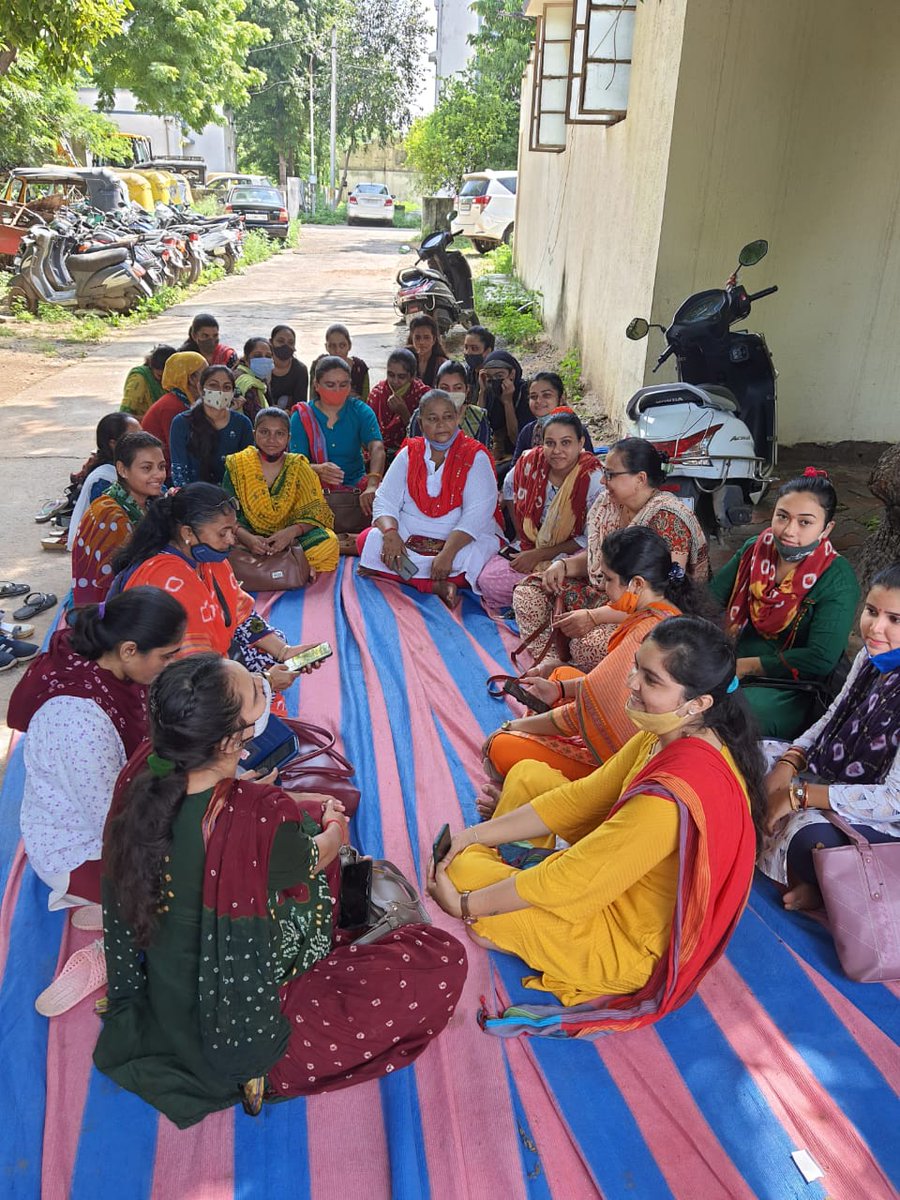 LbZala4's tweet photo. *આજરોજ મહેસાણા તાલુકા તલાટી ભાઈ બહેનો ને ધરણાં સ્થળે ચાલુ ટીવી , મીડિયા બાઈટ રોકી ,તાલુકા મથકે થી A ડિવિઝન પોલીસ ચોકી લઈ આવવામાં આવ્યા છે* https://t.co/41iRiO9Aih